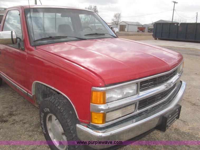 image for item F7323 1989 Chevrolet Silverado 1500 pickup truck