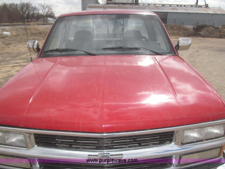 image for item F7323 1989 Chevrolet Silverado 1500 pickup truck