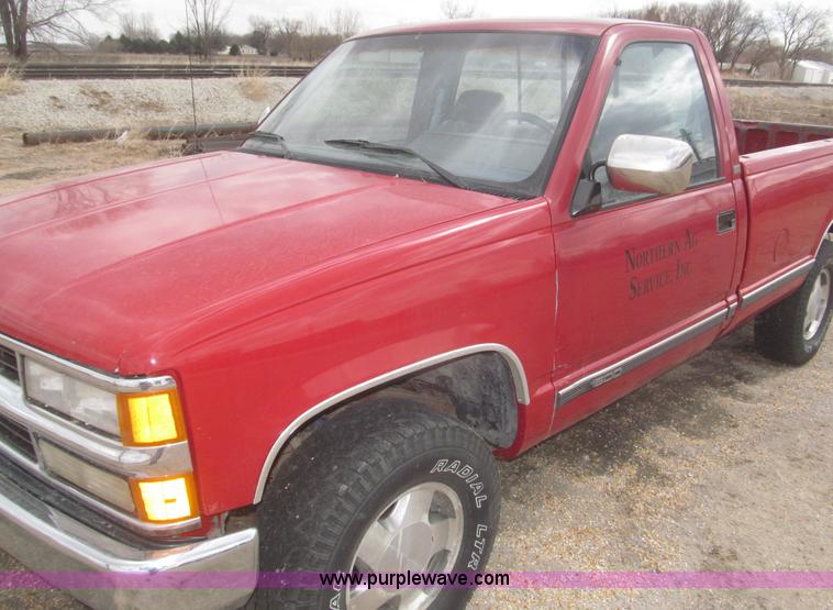 image for item F7323 1989 Chevrolet Silverado 1500 pickup truck