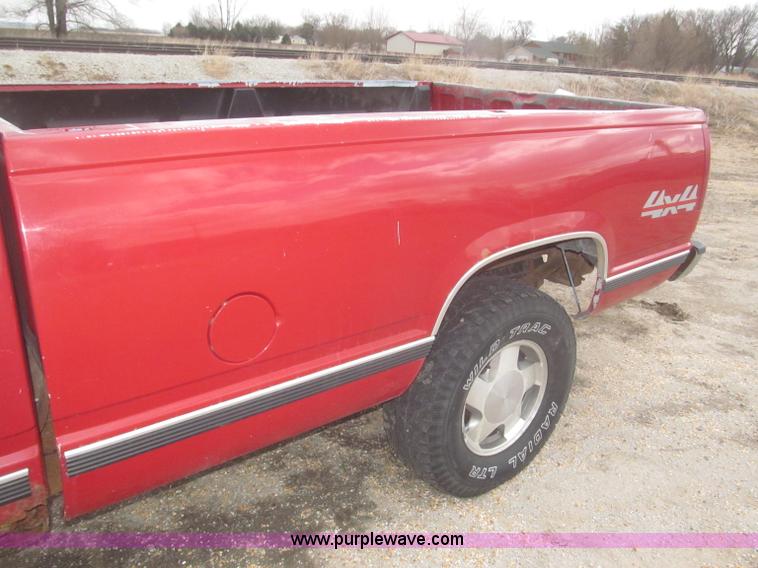 image for item F7323 1989 Chevrolet Silverado 1500 pickup truck