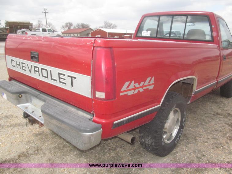 image for item F7323 1989 Chevrolet Silverado 1500 pickup truck