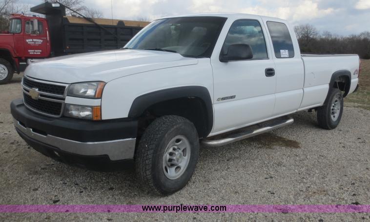 image for item F8226 2007 Chevrolet Silverado 2500HD Ext. Cab pickup truck