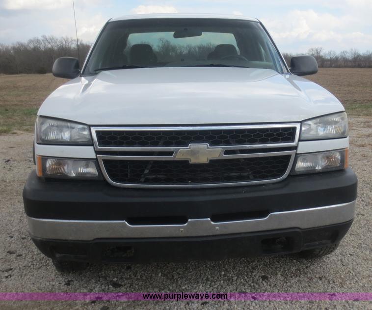 image for item F8226 2007 Chevrolet Silverado 2500HD Ext. Cab pickup truck