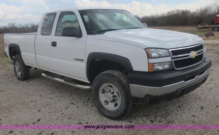 image for item F8226 2007 Chevrolet Silverado 2500HD Ext. Cab pickup truck