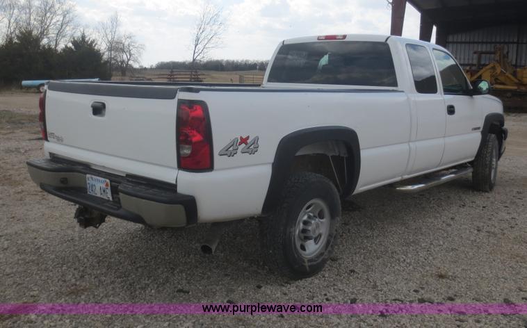 image for item F8226 2007 Chevrolet Silverado 2500HD Ext. Cab pickup truck