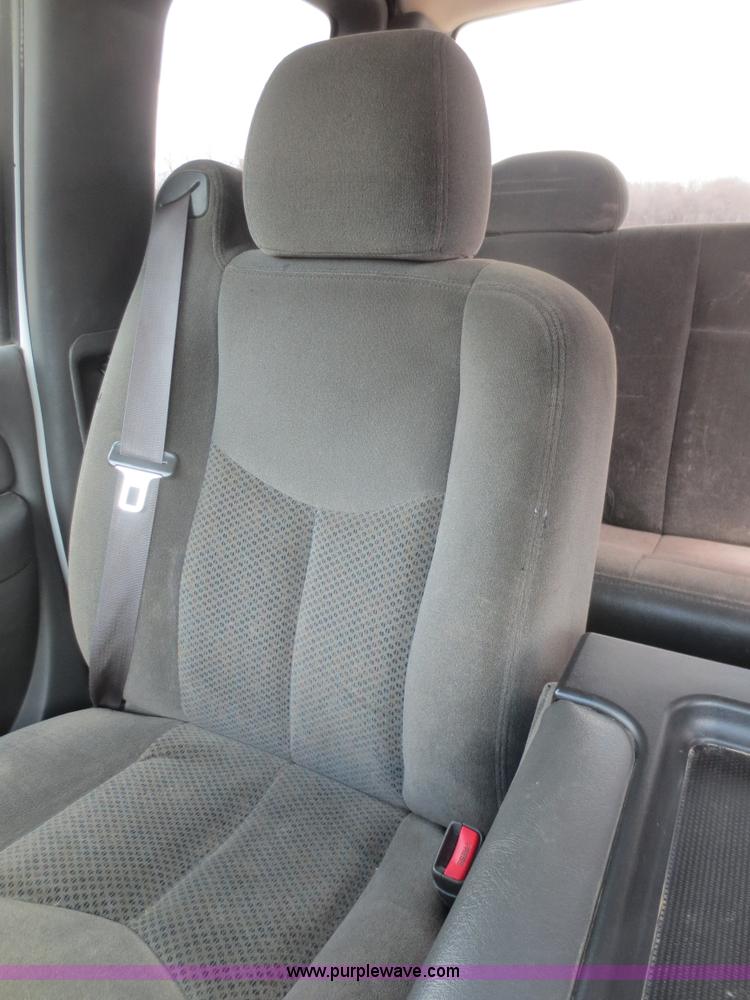 image for item F8226 2007 Chevrolet Silverado 2500HD Ext. Cab pickup truck