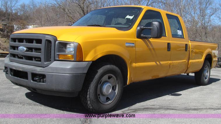 image for item G2328 2005 Ford F250 Super Duty XL Crew Cab pickup truck