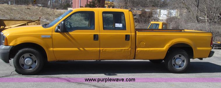 image for item G2328 2005 Ford F250 Super Duty XL Crew Cab pickup truck