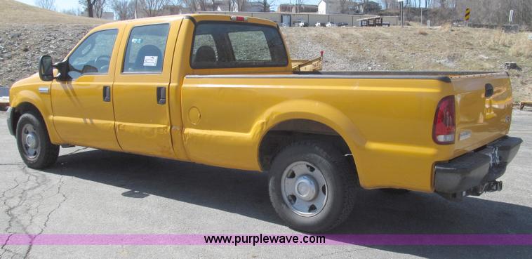 image for item G2328 2005 Ford F250 Super Duty XL Crew Cab pickup truck