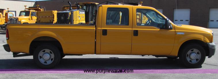 image for item G2328 2005 Ford F250 Super Duty XL Crew Cab pickup truck