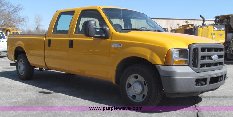 image for item G2328 2005 Ford F250 Super Duty XL Crew Cab pickup truck