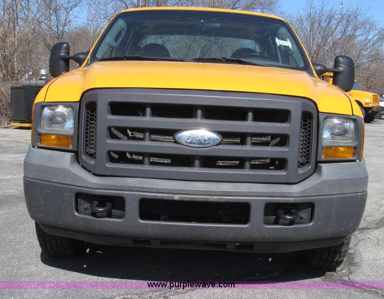 image for item G2328 2005 Ford F250 Super Duty XL Crew Cab pickup truck