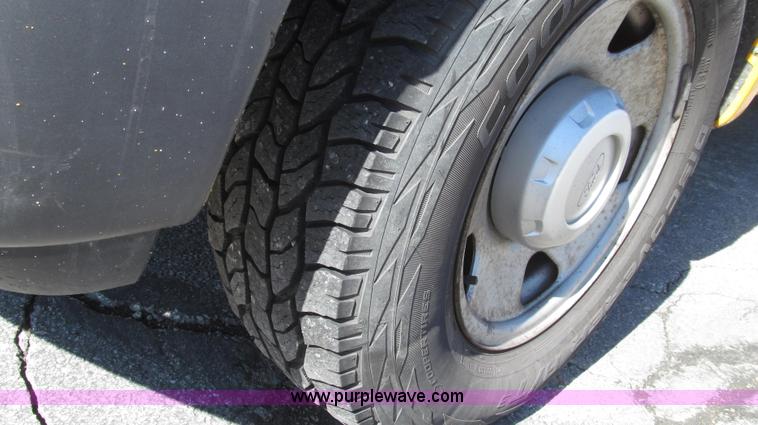 image for item G2328 2005 Ford F250 Super Duty XL Crew Cab pickup truck