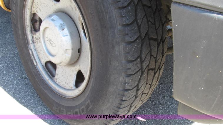 image for item G2328 2005 Ford F250 Super Duty XL Crew Cab pickup truck