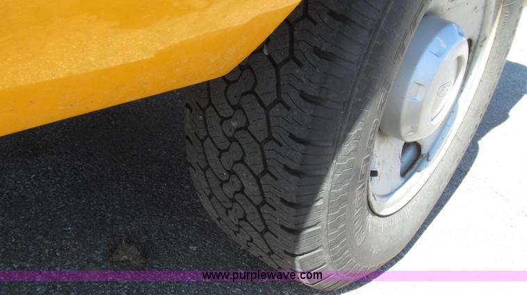 image for item G2328 2005 Ford F250 Super Duty XL Crew Cab pickup truck