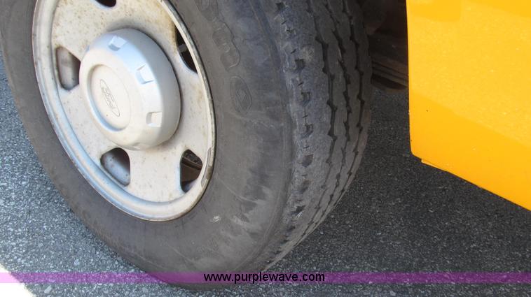 image for item G2328 2005 Ford F250 Super Duty XL Crew Cab pickup truck