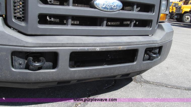 image for item G2328 2005 Ford F250 Super Duty XL Crew Cab pickup truck