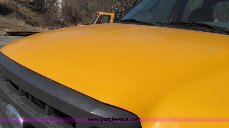 image for item G2328 2005 Ford F250 Super Duty XL Crew Cab pickup truck