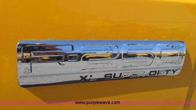 image for item G2328 2005 Ford F250 Super Duty XL Crew Cab pickup truck