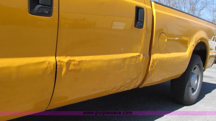 image for item G2328 2005 Ford F250 Super Duty XL Crew Cab pickup truck