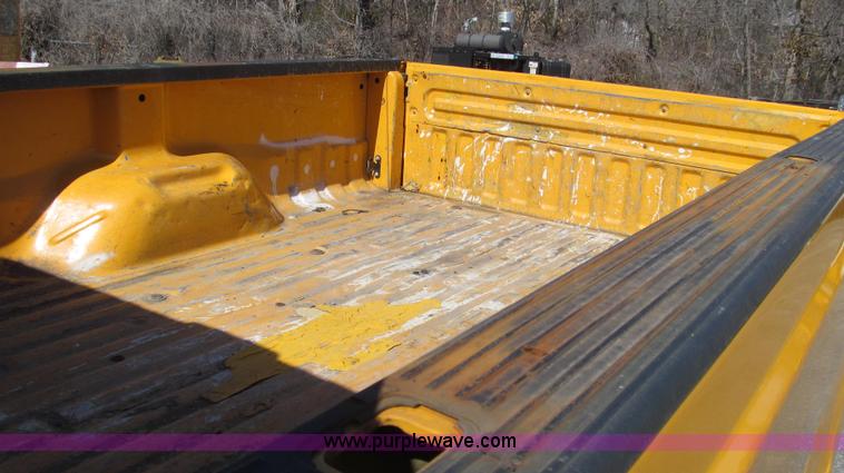 image for item G2328 2005 Ford F250 Super Duty XL Crew Cab pickup truck