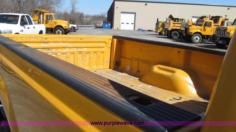 image for item G2328 2005 Ford F250 Super Duty XL Crew Cab pickup truck