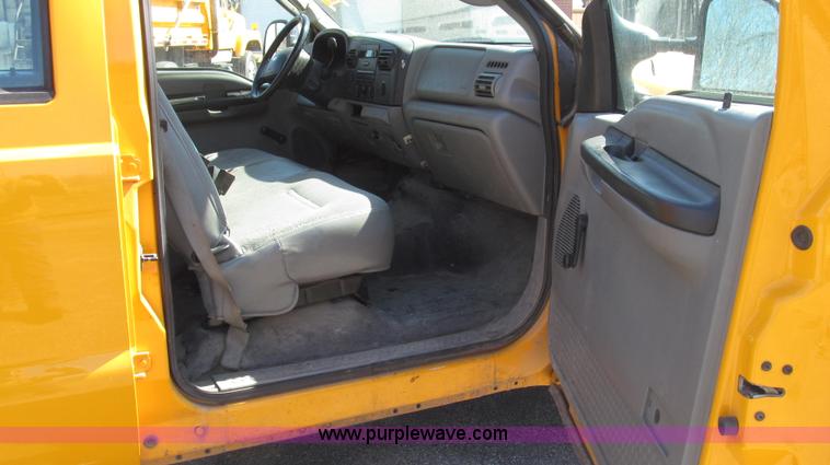 image for item G2328 2005 Ford F250 Super Duty XL Crew Cab pickup truck