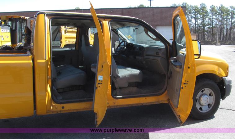 image for item G2328 2005 Ford F250 Super Duty XL Crew Cab pickup truck