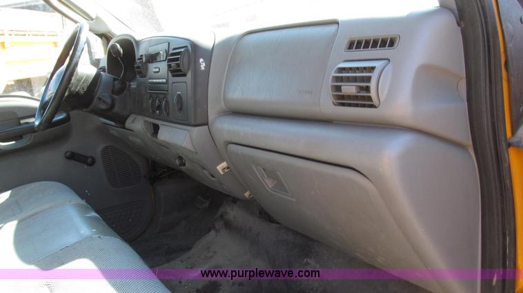 image for item G2328 2005 Ford F250 Super Duty XL Crew Cab pickup truck