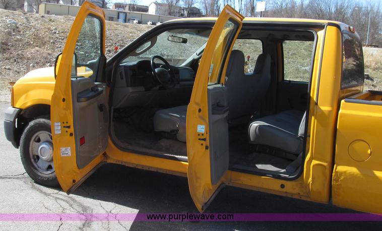 image for item G2328 2005 Ford F250 Super Duty XL Crew Cab pickup truck