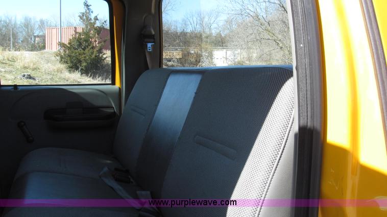 image for item G2328 2005 Ford F250 Super Duty XL Crew Cab pickup truck
