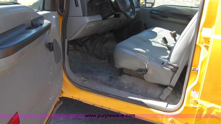 image for item G2328 2005 Ford F250 Super Duty XL Crew Cab pickup truck