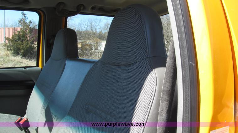 image for item G2328 2005 Ford F250 Super Duty XL Crew Cab pickup truck