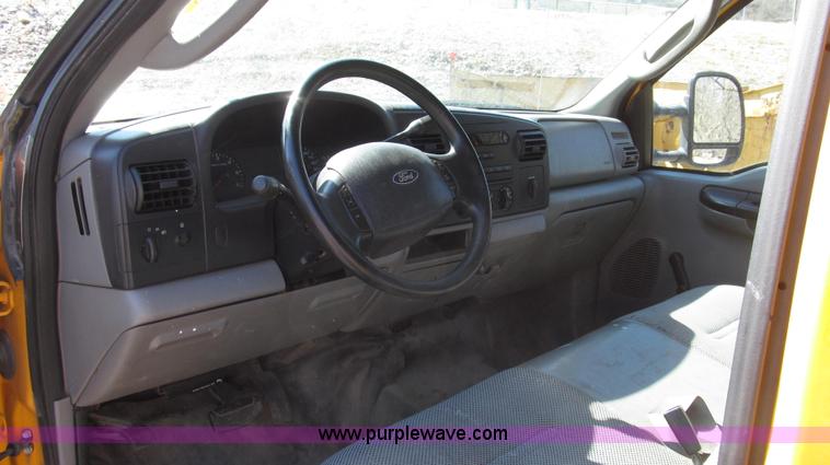 image for item G2328 2005 Ford F250 Super Duty XL Crew Cab pickup truck
