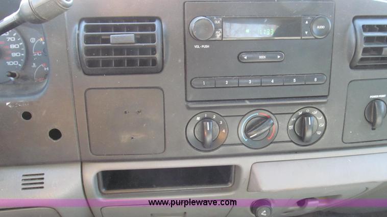 image for item G2328 2005 Ford F250 Super Duty XL Crew Cab pickup truck