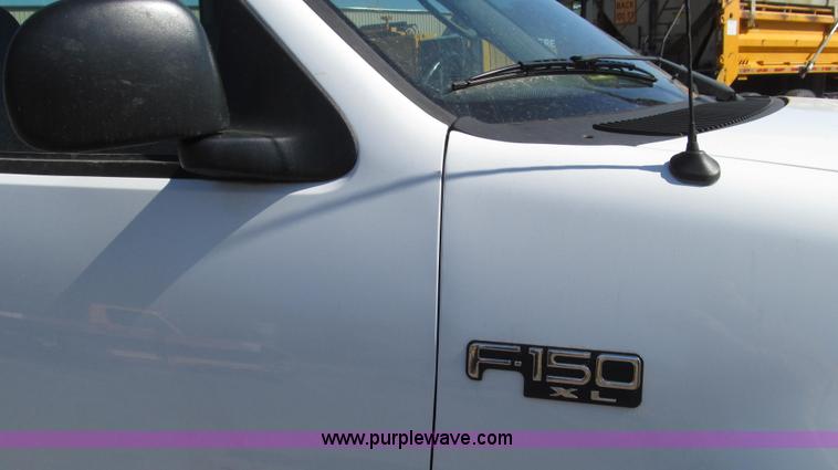 image for item G2329 2003 Ford F150 XL pickup truck