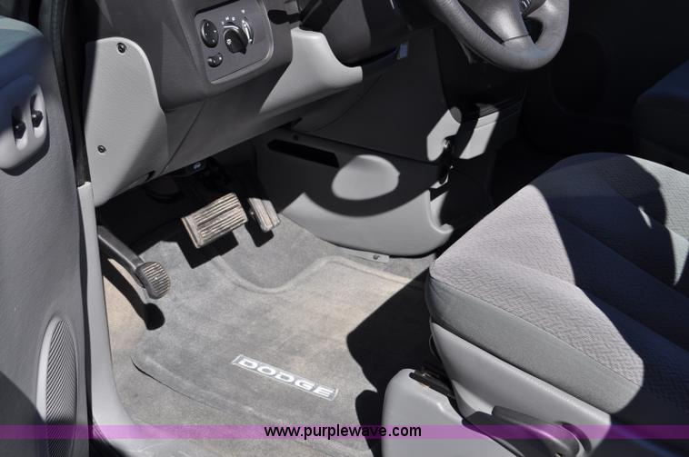 image for item G6437 2007 Dodge Caravan SE