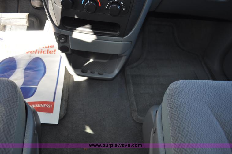image for item G6437 2007 Dodge Caravan SE