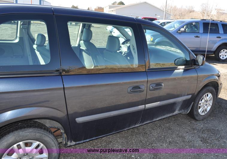 image for item G6437 2007 Dodge Caravan SE