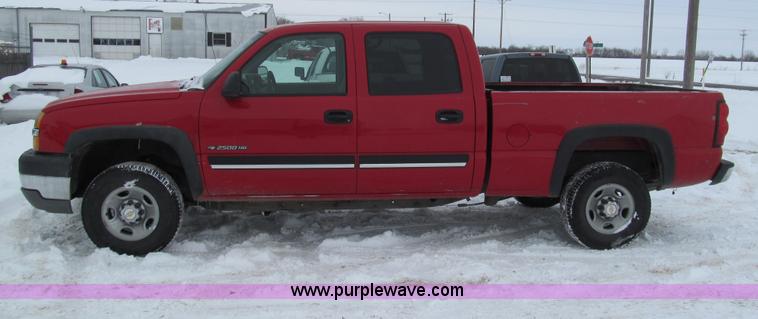 image for item G9547 2004 Chevrolet Silverado 2500HD Crew Cab pickup truck