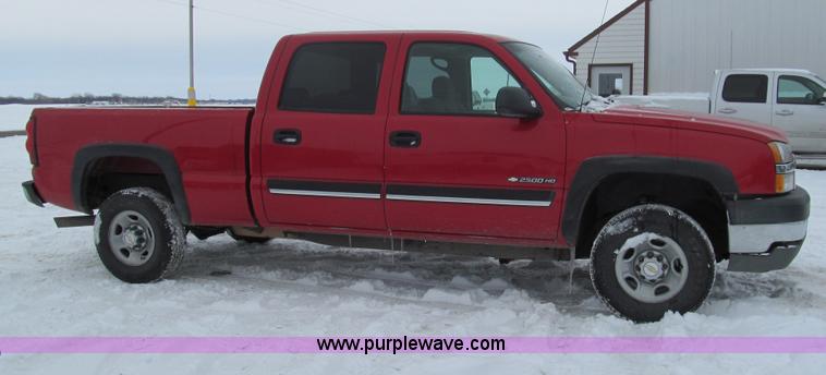 image for item G9547 2004 Chevrolet Silverado 2500HD Crew Cab pickup truck