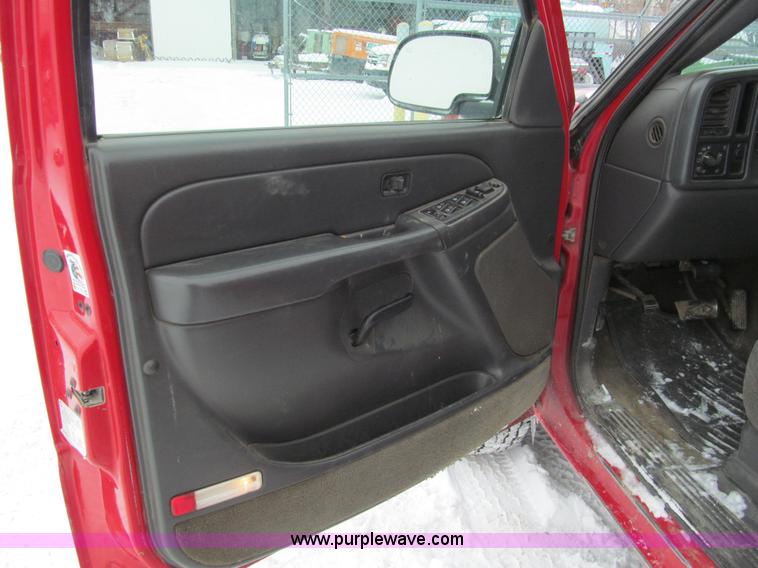 image for item G9547 2004 Chevrolet Silverado 2500HD Crew Cab pickup truck