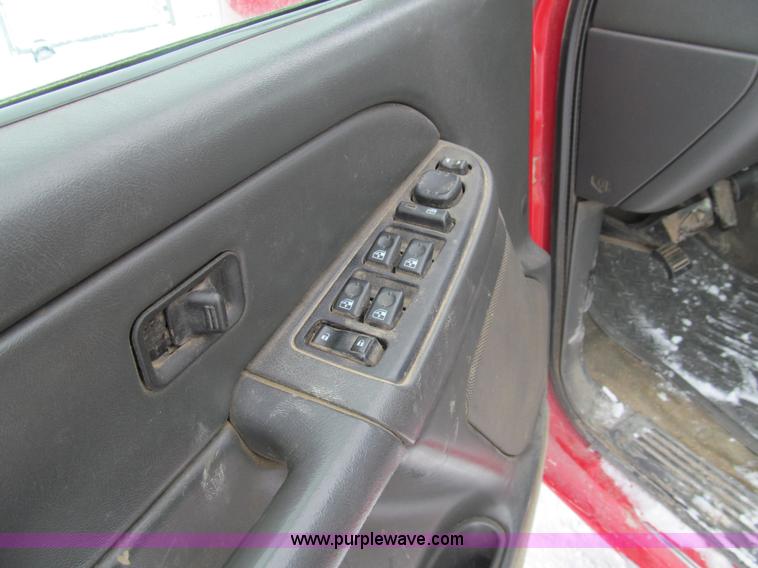 image for item G9547 2004 Chevrolet Silverado 2500HD Crew Cab pickup truck