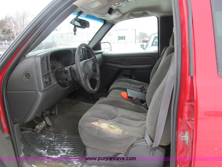 image for item G9547 2004 Chevrolet Silverado 2500HD Crew Cab pickup truck