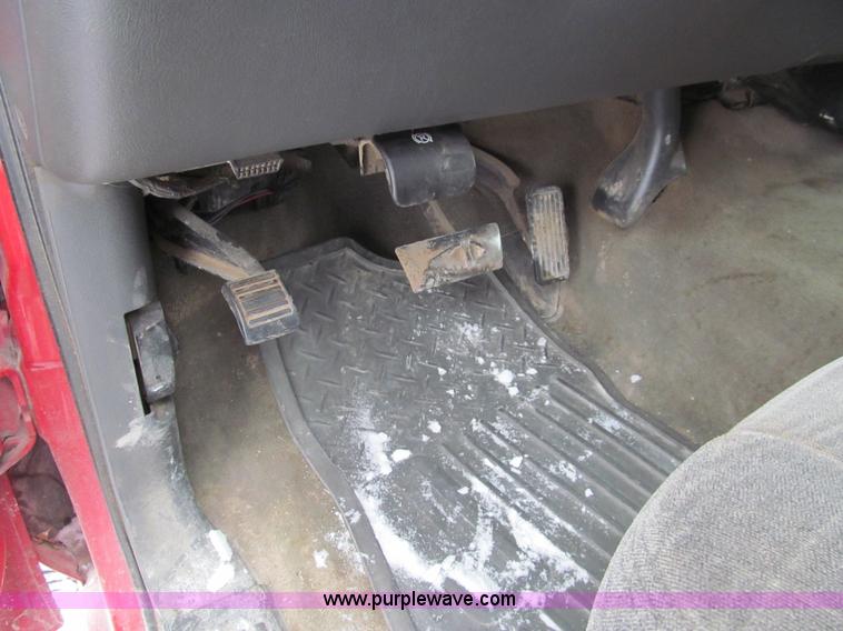 image for item G9547 2004 Chevrolet Silverado 2500HD Crew Cab pickup truck