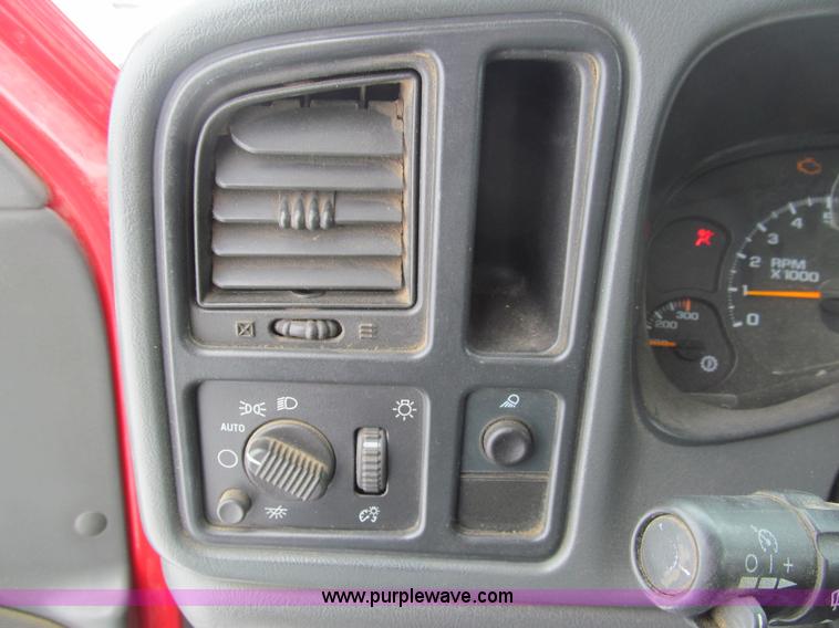 image for item G9547 2004 Chevrolet Silverado 2500HD Crew Cab pickup truck