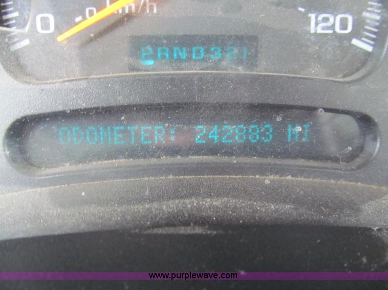 image for item G9547 2004 Chevrolet Silverado 2500HD Crew Cab pickup truck