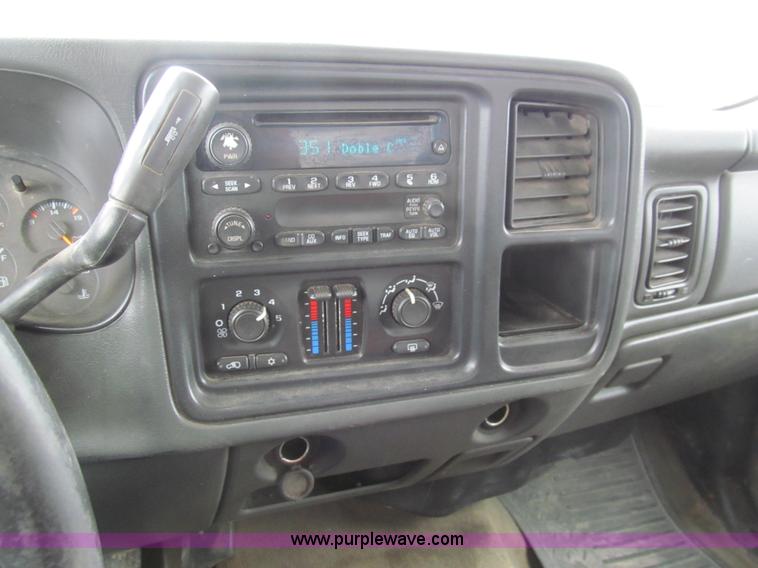 image for item G9547 2004 Chevrolet Silverado 2500HD Crew Cab pickup truck