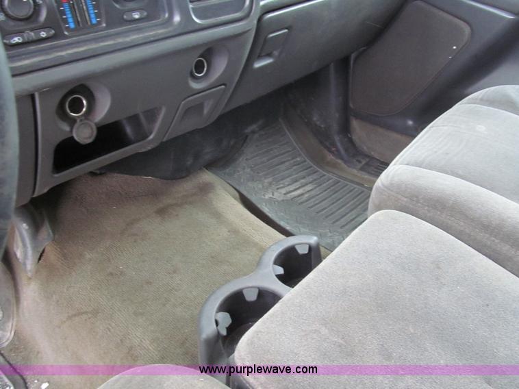 image for item G9547 2004 Chevrolet Silverado 2500HD Crew Cab pickup truck