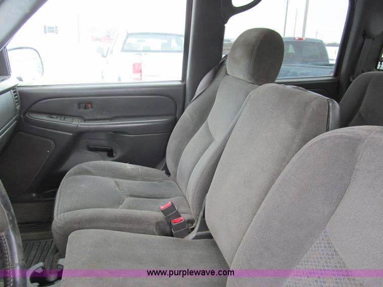 image for item G9547 2004 Chevrolet Silverado 2500HD Crew Cab pickup truck